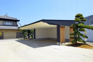 まるで蔵！いくつもの役目をこなす和風ガレージ