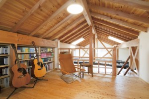 家族がギターを楽しむ空間のロフト
