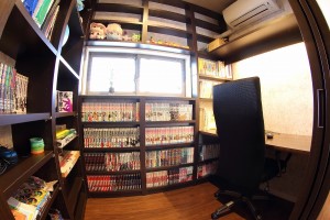 狭い部屋の壁面を上手く活用した快適な書斎