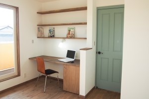 寝室の一角に作った書斎スペース