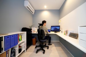 窓の無い部屋を上手く活用した書斎